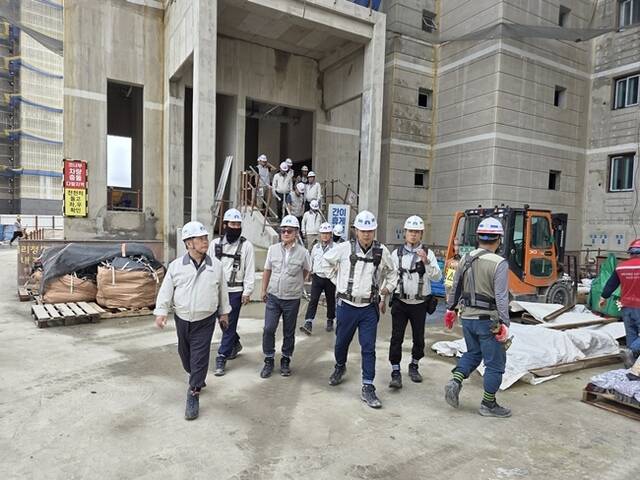 중흥그룹 관계자들이 인천 검단지구 AB20-2블록 공사현장에서 안전·품질 합동점검을 진행하고 있다. /중흥그룹