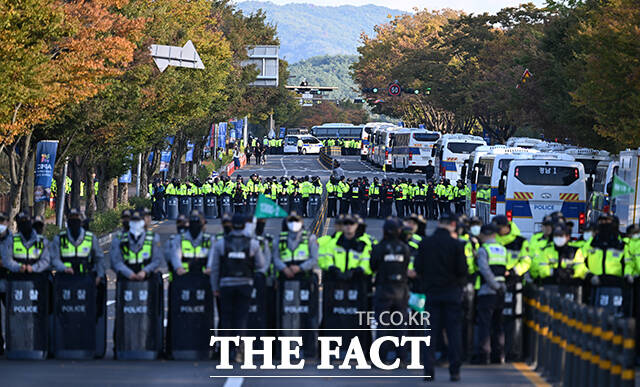 2025 아시아태평양경제협력체(APEC)가 열리고 있는 29일 오후 경북 경주시 국립경주박물관 인근 도로가 통제되고 있다. /경주=박헌우 기자