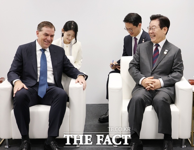 이재명 대통령이 29일 경북 경주예술의전당에서 맷 가먼 아마존웹서비스(AWS) CEO를 접견하고 있다. /APEC 2025 KOREA