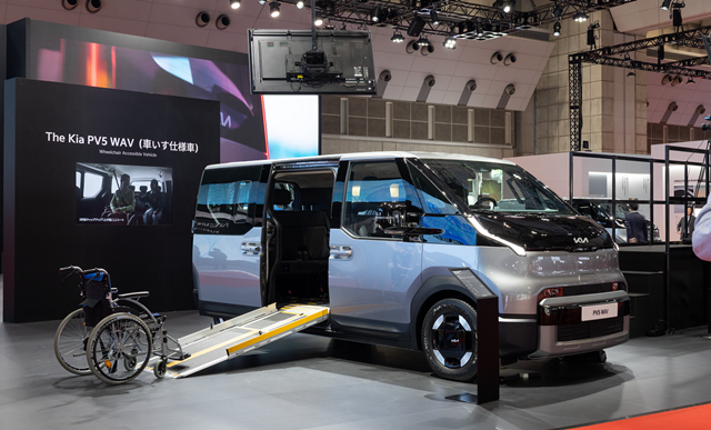 기아는 29일(현지시간) 일본 도쿄 빅사이트에서 개막한 2025 재팬 모빌리티쇼에서 다목적 전동화 밴 PV5를 현지 최초로 공개하고, 2026년 일본 EV 밴 시장 진출을 선언했다. 2025 재팬모빌리티쇼 기아관에 전시된 PV5 WAV. /기아