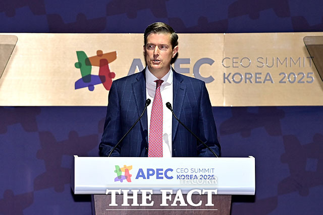 로버트 포터 쿠팡 글로벌 대외협력 최고책임자(CGAO)가 29일 경북 경주예술의전당에서 열린 2025 아시아태평양경제협력체(APEC) 정상회의 최고경영자(CEO) 서밋에서 기조연설을 하고 있다. /APEC 2025 KOREA