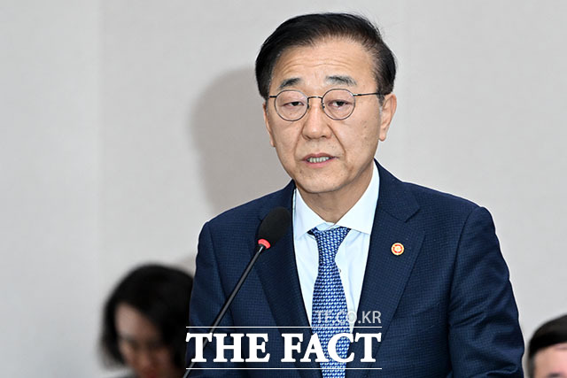 의원 질의 듣고 생각에 잠긴 김 장관.