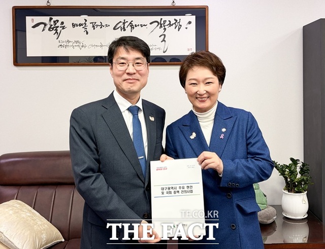 김정기 대구시장 권한대행이 29일 국회에서 이언주 더불어민주당 최고위원을 찾아 대구 현안에 대한 예산 지원을 부탁했다. /대구시