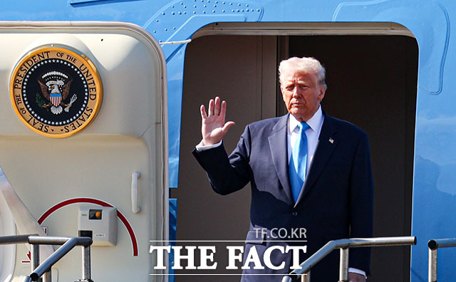 도널드 트럼프 미국 대통령이 29일 오전 11시 30분쯤 부산 김해국제공항에 도착해 대한민국 국빈 방문 일정을 시작했다. /APEC 2025 KOREA & 연합뉴스
