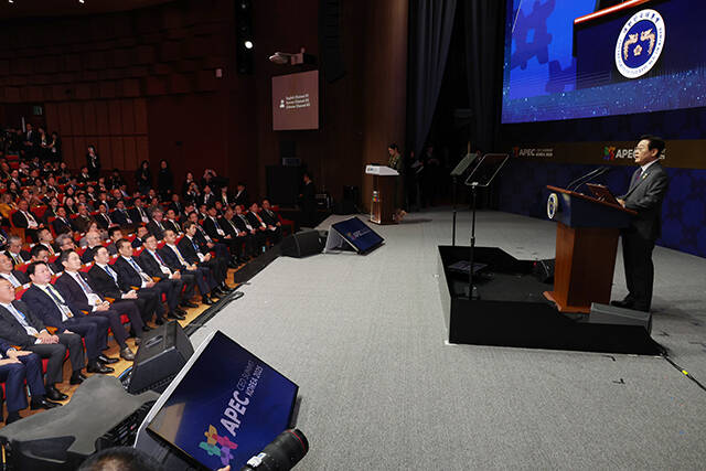 이재명 대통령이 29일 오전 경북 경주시 경주예술의전당에서 열린 APEC CEO(최고경영자) 서밋에 참석해 특별연설을 하고 있다. /APEC 2025 KOREA 제공