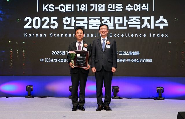 지난 28일 열린 2025 한국품질만족지수 시상식에서 전근식 한일시멘트 사장(왼쪽)이 품질유공 CEO상을 수상했다. /한일시멘트