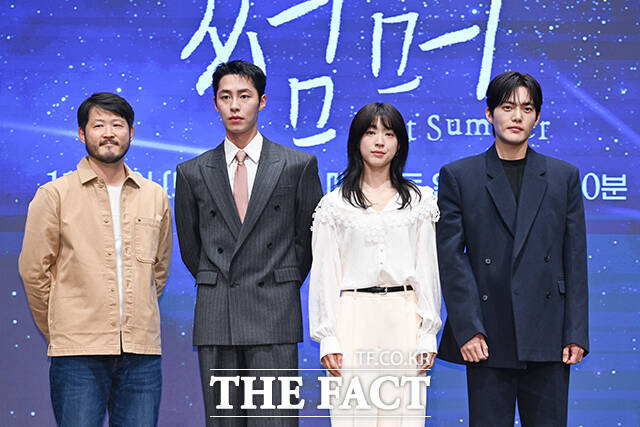 민연홍 감독과 배우 이재욱 최성은 김건우(왼쪽부터)가 29일 오후 서울 구로구 신도림 더세인트 그랜드 볼룸에서 열린 KBS2 새 토일 미니시리즈 마지막 썸머 제작발표회에 참석해 포즈를 취하고 있다. /서예원 기자