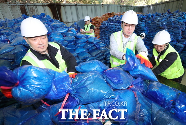 박희조 동구청장이 대별동 제설창고에서 모래주머니를 나르며 제설 자재 준비 상황을 점검하고 있다. /대전 동구