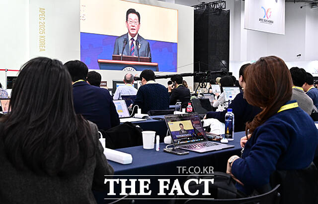 2025 경주 아시아태평양경제협력체(APEC) 정상회의를 취재하기 위해 모인 각국의 취재진들이 29일 오전 경북 경주 보문단지 내 국제미디어센터(IMC)에서 이재명 대통령의 APEC CEO(최고경영자) 서밋’ 특별연설을 시청하고 있다. /경주=배정한 기자
