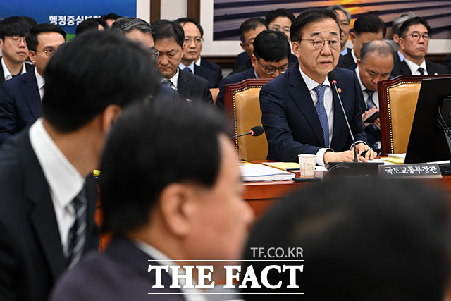 의원 질의 듣고 생각에 잠긴 김 장관.