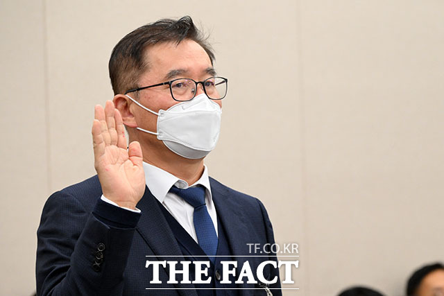 국회 국정감사 증인으로 출석해 선서 하는 남정운 한화솔루션 대표.