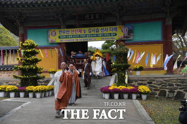 26일 외산면 천년고찰 무량사에서 매월당 김시습(설잠스님)의 생애와 사상을 기리는 김시습 다례제를 봉행하고 있다. /부여군