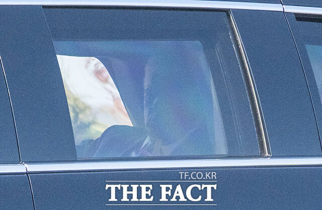 2025 아시아태평양경제협력체(APEC) 참석을 위해 국빈 방한한 도널드 트럼프 미국 대통령이 29일 오후 경북 경주에 도착해 전용 리무진 더비스트를 타고 APEC 서밋 장소로 이동하고 있다. /경주=박헌우 기자