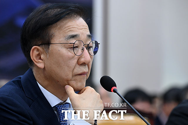 의원 질의 듣고 생각에 잠긴 김 장관.