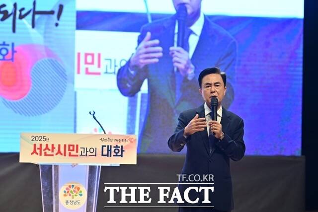 김태흠 충남도지사가 29일 민선8기 4년 차 시군 방문 열 두번째 일정으로 서산을 방문해 글로벌 스마트팜 콤플렉스 조성 등 주요 사업 추진 상황을 설명하고 있다. /충남도