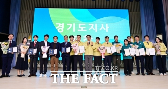 경기도가 29일 경기도 북부청사 평화누리홀에서 개최한 ‘제50주년 민방위대 창설기념식’에서 김대순 도 행정2부지사와 각종 표창을 수상한 민방위대원들이 함께 기념촬영을 하고 있다. /경기도