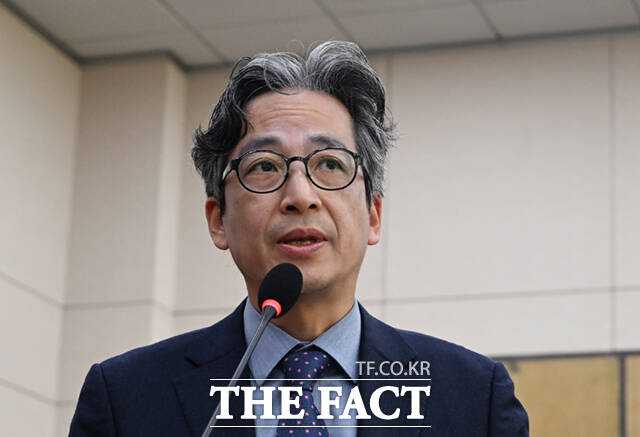 전용재 국립고궁박물관장이 29일 서울 여의도 국회에서 열린 문화체육관광위원회의 문화체육관광부, 국가유산청 등 종합감사에 출석해 김건희 씨 국가유산 사적 유용 의혹 관련 질의를 받고 있다.