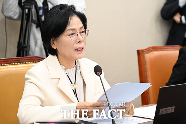 생각에 잠긴 최 위원장.