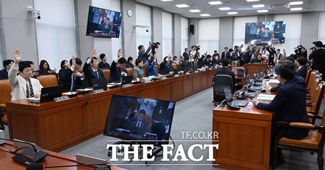 29일 서울 여의도 국회에서 열린 운영위원회 전체회의에서 김현지 대통령실 제1부속실장의 증인 채택과 관련해 김병기 위원장이 거수 표결로 토론을 종결하고 있다. /국회=이새롬 기자