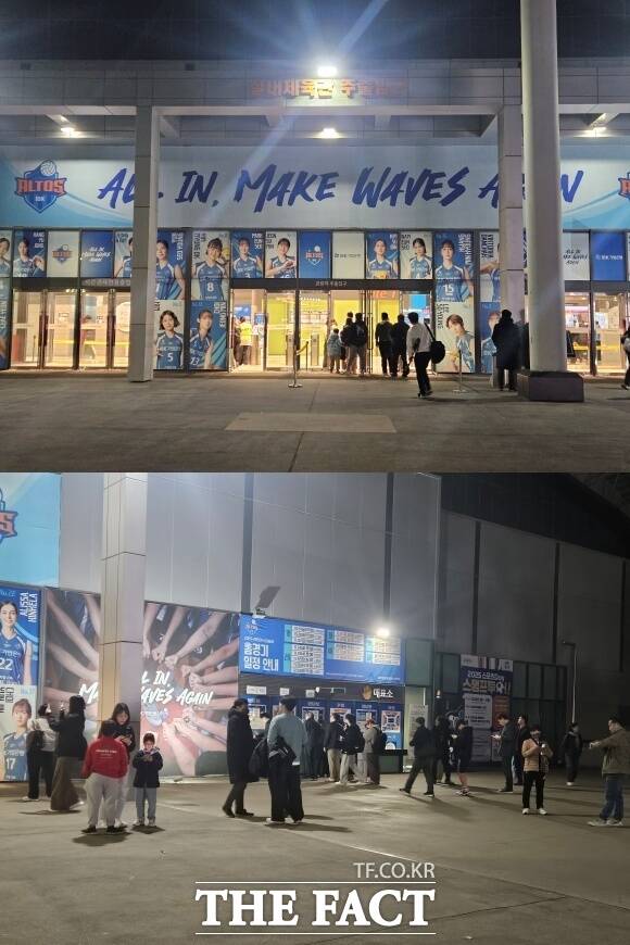 지난 28일 오후 5시 30분께 경기 화성시 화성종합경기타운 실내체육관 입구 앞에서 만난 IBK기업은행과 한국도로공사 팬들 다수는 신인감독 김연경을 애청하고 있다고 전했다. /김명주 기자