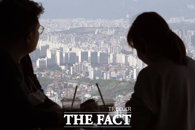 한국토지주택공사(LH)와 서울주택도시공사(SH), 경기도시공사(GH)가 신축 임대주택을 시세보다 비싼 가격에 사들여 세금을 낭비하고 있다는 분석이 나왔다. 29일 경제정의실천시민연합(경실련) 조사 결과 LH·SH·GH가 지난 2021년부터 지난해까지 4년간 서울·경기 지역 임대주택 매입에 쓴 금액은 약 16조7000억원으로 집계됐다. /뉴시스