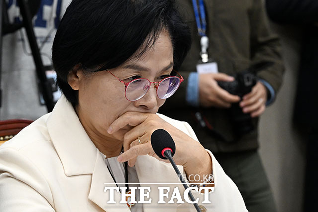 생각에 잠긴 최 위원장.