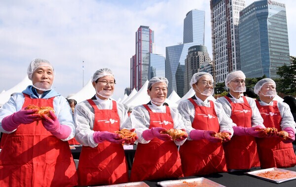 금융투자협회는 29일 서울 여의도공원에서 회원사·유관기관 임직원 등과 함께 제15회 사랑의 김치페어를 열고 사회복지시설에 기부하는 김장김치 나누기 행사를 열었다. (사진 왼쪽부터)윤병운 NH투자증권 대표, 최호권 영등포구청장, 서유석 금융투자협회장, 황영기 초록우산어린이재단 회장, 이순호 한국예탁결제원 사장, 김정각 한국증권금융 사장. /금융투자협회