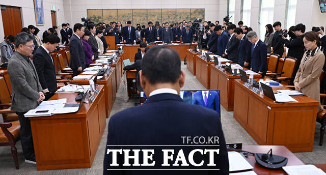 10.29 이태원참사 3주기를 맞은 29일 서울 여의도 국회에서 열린 문화체육관광위원회의 문화체육관광부, 국가유산청 등 종합감사에서 김교흥 위원장을 비롯한 소속 위원들과 최휘영 문화체육관광부 장관 등 증인들이 묵념을 하고 있다. /국회=이새롬 기자