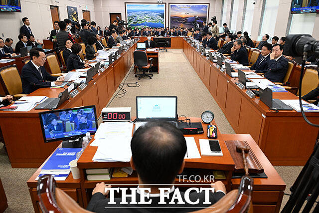 의원 질의 듣고 생각에 잠긴 김 장관.