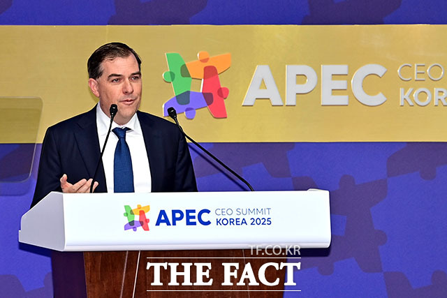 맷 가먼 아마존웹서비스(AWS) CEO가 29일 경북 경주 예술의전당에서 열린 '2025 아시아태평양경제협력체 최고경영자 서밋(APEC CEO SUMMIT)'에서 주제발표를 하고 있다./APEC 2025 KOREA