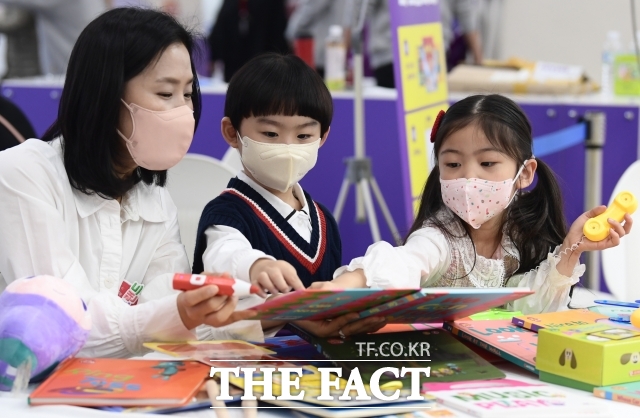 국회 교육위원회 소속 진선미 더불어민주당 의원이 17개 시도 교육청에서 제출받은 자료에 따르면 모든 시도교육청은 유아대상 선발용 사전 레벨테스트를 학원법으로 금지하는 데 동의했다. 사진은 기사 내용과 무관./이새롬 기자