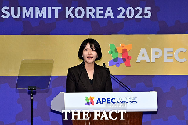 최수연 네이버 대표, APEC CEO 서밋 기조연설 최수연 네이버 대표가 29일 경북 경주예술의전당에서 열린 2025 아시아태평양경제협력체(APEC) 정상회의 최고경영자(CEO) 서밋에서 기조연설을 하고 있다. /APEC 2025 KOREA