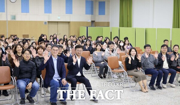 최충규 대덕구청장(사진 첫 번째 줄 왼쪽 세 번째)과 고명환 작가(사진 첫 번째 줄 왼쪽 두 번째), 대덕구 직원들이 28일 직원 마음건강 프로그램의 일환으로 마련된 힐링 스트레스 관리 특강을 마친 후 기념 촬영을 하고 있다. /대덕구