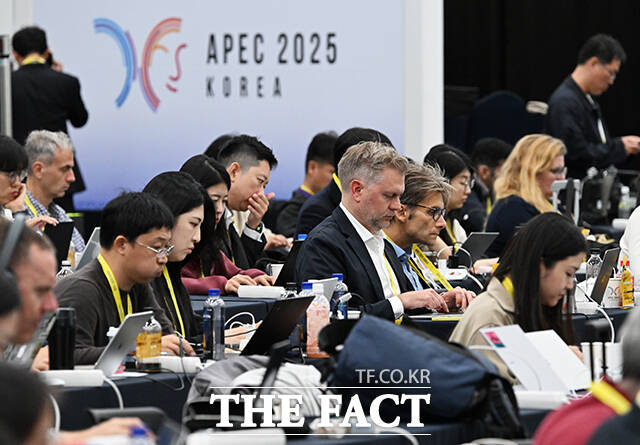 2025 경주 아시아태평양경제협력체(APEC) 정상회의를 취재하기 위해 모인 각국의 취재진들이 29일 오후 경북 경주 보문단지 내 국제미디어센터(IMC)에서 업무를 보고 있다. /경주=배정한 기자