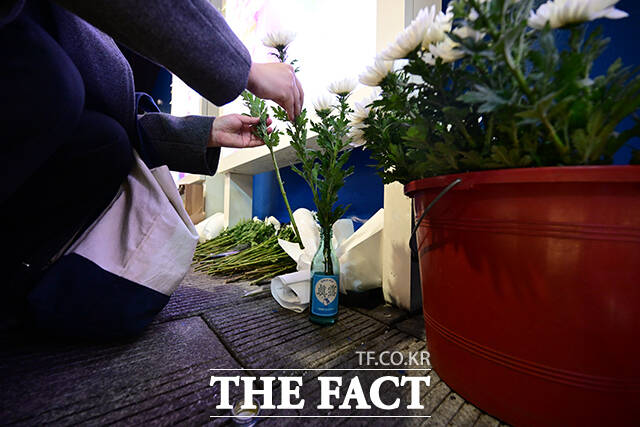 희생자를 위한 소주와 국화.