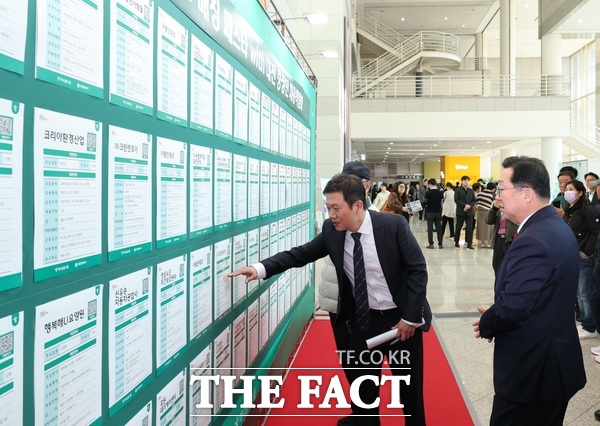 대전시와 하나금융그룹이 개최한 ‘2025 하나 JOB 매칭 페스타 with 대전 중장년 채용박람회’ 29일 대전시청 2층 로비에서 개최됐다. /대전시