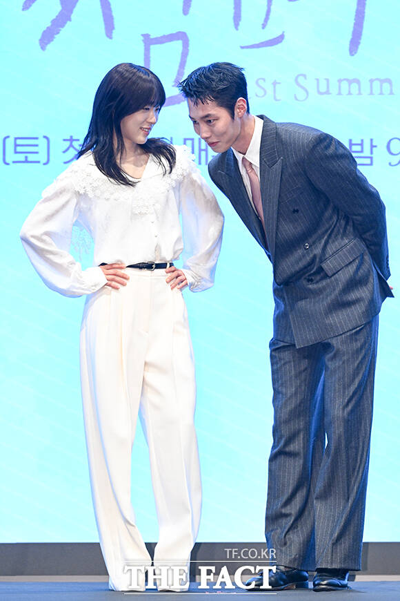 배우 최성은(왼쪽)과 이재욱이 29일 오후 서울 구로구 신도림 더세인트 그랜드 볼룸에서 열린 KBS2 새 토일 미니시리즈 마지막 썸머 제작발표회에 참석해 포즈를 취하고 있다. /서예원 기자