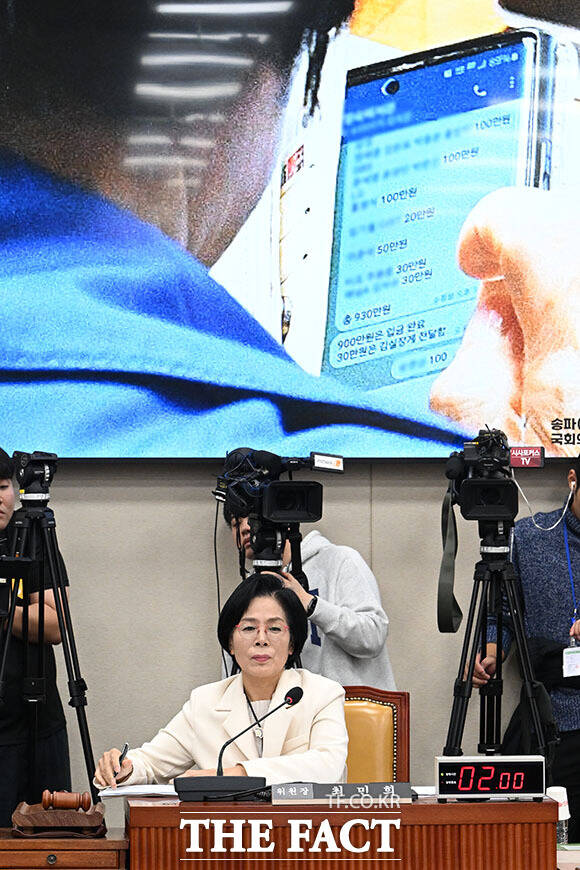 생각에 잠긴 최 위원장.