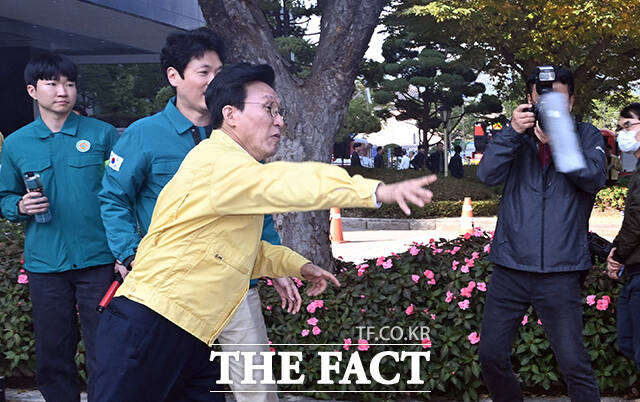 김민석 국무총리가 29일 오후 서울 종로구 정부서울청사에서 열린 화재대비 민방위 훈련에 참가해 화재 진압 훈련을 하고 있다. /임영무 기자