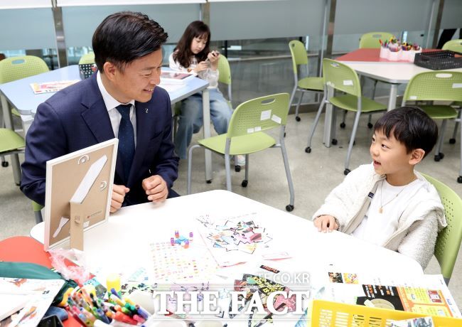 조용익 부천시장이 한국만화박물관 어린이날 행사에서 어린이와 이야기하고 있다. /부천시