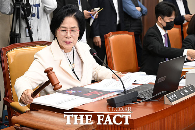 생각에 잠긴 최 위원장.