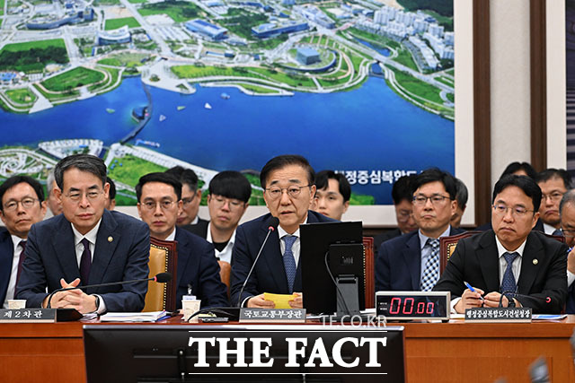 의원 질의 듣고 생각에 잠긴 김 장관.