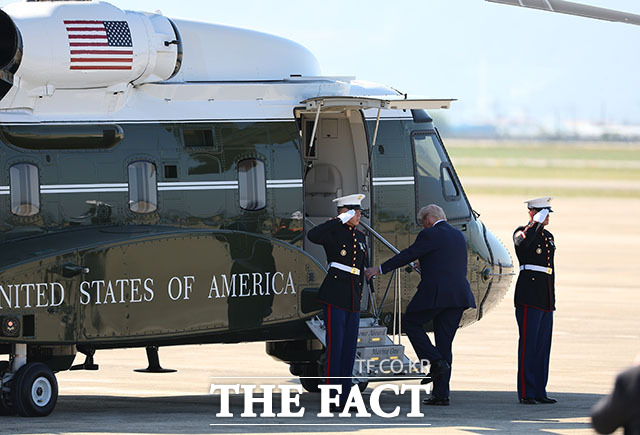경주 APEC을 계기로 국빈 방한하는 도널드 트럼프 미국 대통령이 29일 부산 김해국제공항에 도착해 전용 헬기인 마린원에 탑승하고 있다. /APEC 2025 KOREA & 연합뉴스