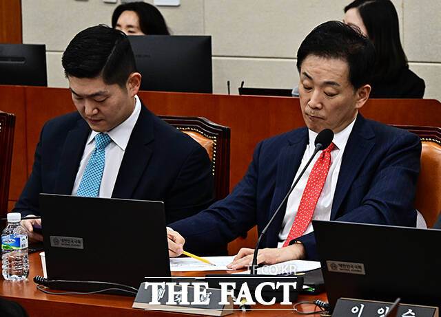 유영하 국민의힘 의원(오른쪽)이 지난 27일 오전 서울 여의도 국회 정무위원회에서 열린 금융위원회, 금융감독원 등에 대한 종합감사에 참석해 다른 의원의 질의 시간에 고릴라 그림을 그리고 있다. 왼쪽은 김재섭 국민의힘 의원. /배정한 기자