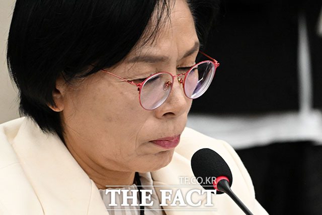 생각에 잠긴 최 위원장.