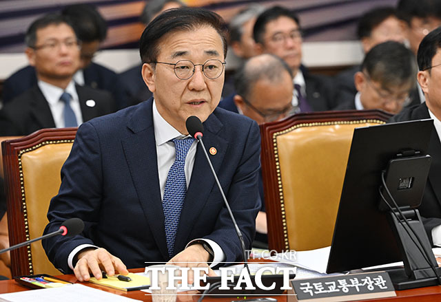 의원 질의 듣고 생각에 잠긴 김 장관.