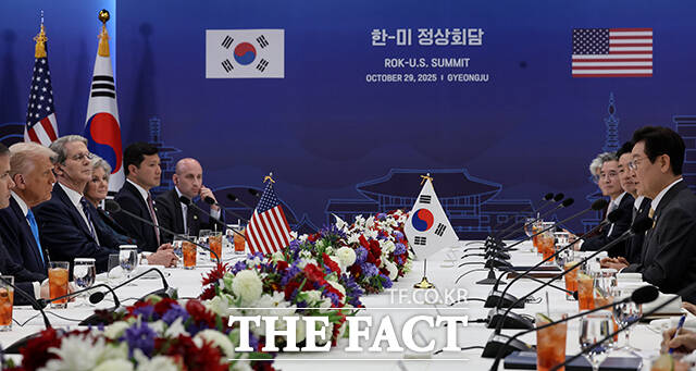 이재명 대통령(오른쪽)이 29일 경북 경주 국립경주박물관에서 열린 한미 정상회담에 참석해 모두발언을 하고 있다. /APEC 2025 KOREA & 연합뉴스