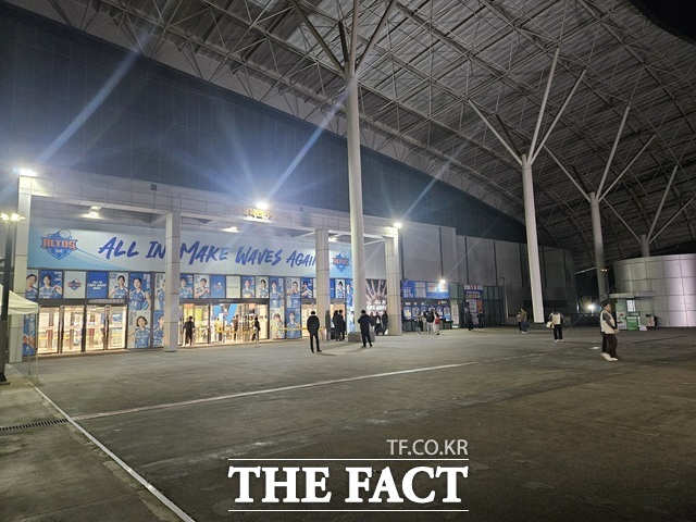 지난 28일 오후 7시 경기 화성시 화성종합경기타운 실내체육관에서 IBK기업은행과 한국도로공사의 프로배구 진에어 2025-2026 V-리그 여자부 경기가 진행됐다. 사진은 경기장 입구 앞 모습. /김명주 기자