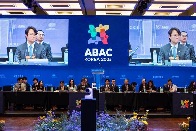 이규호 코오롱그룹 부회장이 지난 28일 부산에서 열린 APEC ABAC 4차회의 폐막행사를 주재하고 있다. /코오롱그룹