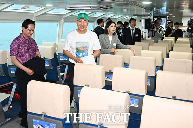 한강버스 정식 운항을 앞두고 취항식이 열린 지난달 17일 서울 영등포구 여의도선착장에서 오세훈 서울시장이 한강버스를 살펴보고 있다. /장윤석 기자